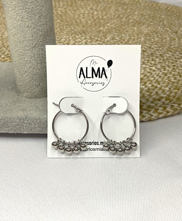 Argollas con bolitas colgantes