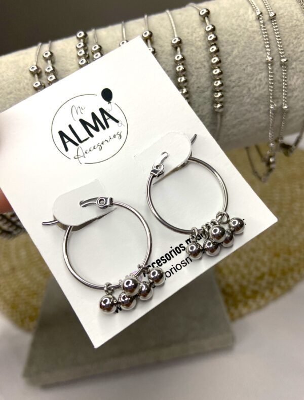 Argollas con bolitas colgantes - Imagen 2