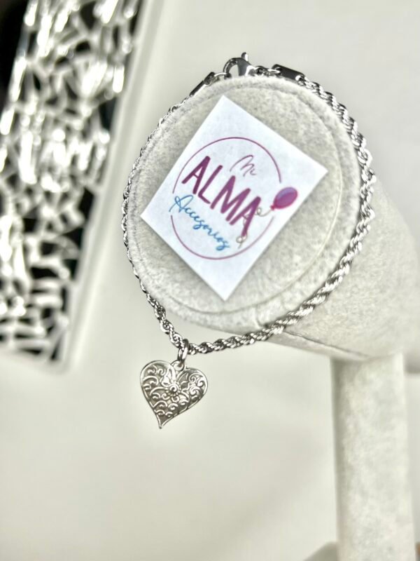 Pulsera trenzada con corazón